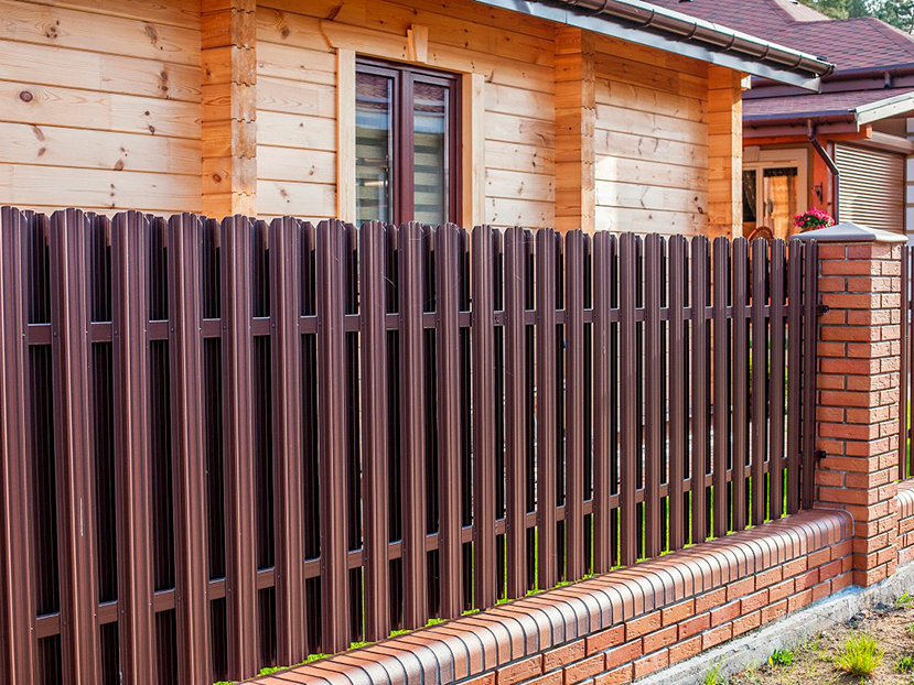 zabor-iz-metallicheskogo-shtaketnika.jpg